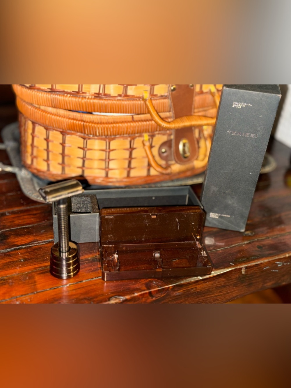 Men's Double-Edged Safety Razor w/ metal base stand and Accessory Case